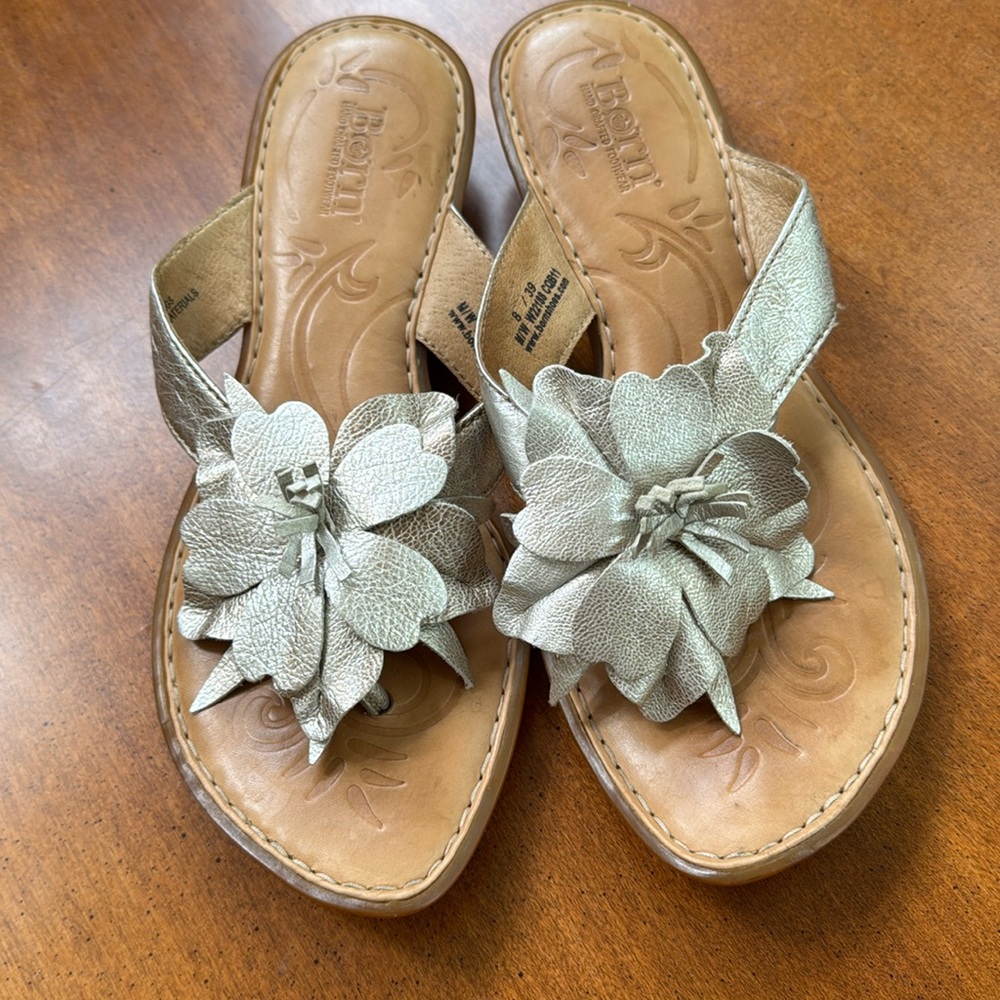 Born Silver/Gold Metallic Flower Flip Flops Women's Size 8 39